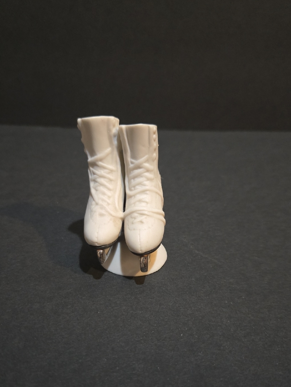 VTG. 1983 ICE CAPADES 1983 CERAMIC PAIR OF ICESKATES